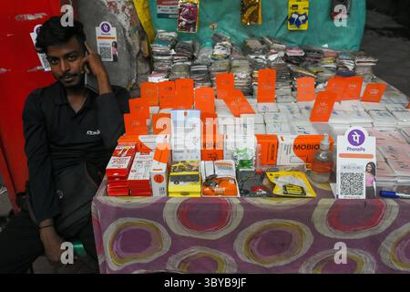 16 novembre 2021, Kolkata, Inde : un code QR PhonPe vu dans un magasin de rue à Kolkata, Inde , le 16 novembre 2021 . Les transactions de paiement numérique ont grimpé à plus de 100% en Inde pour atteindre 3,5 milliards de transactions en octobre 2021 , ce qui a entraîné un flux de trésorerie de plus de 6,3 trillions de roupies (image de crédit : © Debarchan Chatterjee/ZUMA Press Wire) Banque D'Images