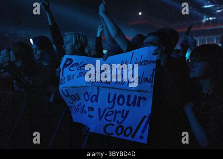 23 février 2022, Moscou, Russie : une foule de fans dans la salle pendant la performance du groupe PAIN à Moscou..Peter TÃ¤groupe suédois de métal/rock électronique/industriel dirigé par le gtgren pain a donné un concert au club de Moscou 1930 dans la capitale de la Russie, le 23 février (Crédit image : © Mihail Siergiejevicz/SOPA images via ZUMA Press Wire) Banque D'Images