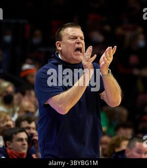 17 février 2022, Piscataway, New Jersey, États-Unis : Brad Underwood, entraîneur-chef des Illinois Fighting Illini, lors de l'action de basket Big Ten entre les Illinois Fighting Illini et les Rutgers Scarlet Knights à Jersey Mikes Arena à Piscataway, New Jersey, le mercredi 16 février 2022. Rutgers bouleverse #12 Illinois 70-59. Duncan Williams/CSM(crédit image : Banque D'Images