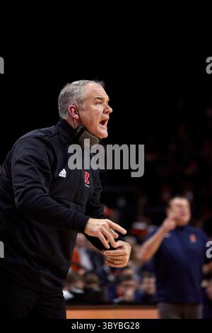 17 février 2022, Piscataway, New Jersey, États-Unis : Steve Pikiell, entraîneur-chef des Rutgers Scarlet Knights, lors du Big Ten basket-ball entre les Illinois Fighting Illini et les Rutgers Scarlet Knights au Jersey Mikes Arena à Piscataway, New Jersey, le mercredi 16 février 2022. Rutgers bouleverse #12 Illinois 70-59. Duncan Williams/CSM(crédit image : Banque D'Images