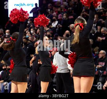 17 février 2022, Piscataway, New Jersey, États-Unis : les cheerleaders des Rutgers Scarlet Knights se produisent lors d'un timeout lors du Big Ten basketball entre les Illinois Fighting Illini et les Rutgers Scarlet Knights à Jersey Mikes Arena à Piscataway, New Jersey, le mercredi 16 février 2022. Rutgers bouleverse #12 Illinois 70-59. Duncan Williams/CSM(crédit image : Banque D'Images