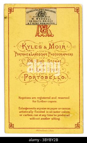 Original Victorian carte de visite des années 1870 (Visiting card or CDV) Studio de Kyles & Moir, avec studios à l'époque à : 106 High Street, 34 Bath préparés, Portobello, Édimbourg, Écosse. La photographie date de la fin des années 1870 Banque D'Images