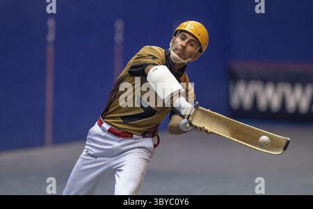 19 février 2022 : les joueurs de JAI alai s'affrontent dans un match nocturne, mercredi 24 novembre 2021 au Casino @ Dania Beach. La saison régulière de JAI Alai a été écourtée en novembre dernier, mais les propriétaires de casino disent qu'elle revient en tournoi d'exposition en avril et dans une saison parimutuelle abrégée de huit semaines plus tard dans l'année. (Crédit image : © Michael Laughlin/South Florida Sun-Sentinel/TNS via ZUMA Press Wire) Banque D'Images