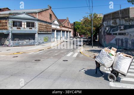 Buenos Aires, Argentine-23 mars 2024 ; homme tirant un chariot dans l'une des rues de la ville tout en ramassant les vieux papiers et cartons Banque D'Images