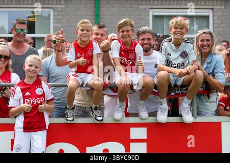 Oldebroek, pays-Bas. 19 juillet 2025. OLDEBROEK, PAYS-BAS - 19 JUILLET : ajaxfans lors du match amical de pré-saison entre AFC Ajax et KV Malines à OWIOS le 19 juillet 2025 à Oldebroek, pays-Bas. (Photo de Ben Gal/Orange Pictures) crédit : Orange pics BV/Alamy Live News Banque D'Images