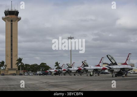 15 décembre 2021, Homestead, FL, États-Unis : la base de réserve aérienne de Homestead en Floride, vue ici en 2016, a été évacuée mercredi soir, 15 décembre 2021, après qu'une bombe serait tombée d'un avion de chasse F-16 alors qu'il était encore au sol. (Crédit image : © Matias J. Ocner/Miami Herald/TNS via ZUMA Press Wire) Banque D'Images