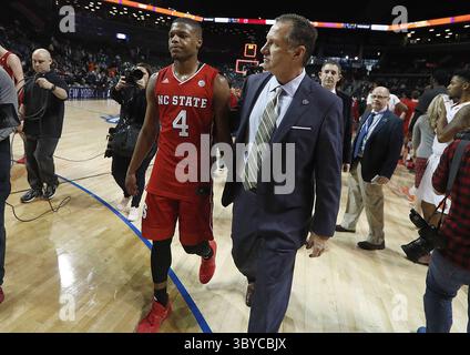 20 décembre 2021, New York, NY, États-Unis : dans cette photo, l'entraîneur-chef de l'État de Caroline du Nord Mark Gottfried quitte le sol avec Dennis Smith Jr. (4) après une défaite de 75-61 contre Clemson au premier tour du tournoi ACC au Barclays Center à Brooklyn, New York, le 7 mars 2017. (Crédit image : © Ethan Hyman/Raleigh News & observer/TNS via ZUMA Press Wire) Banque D'Images