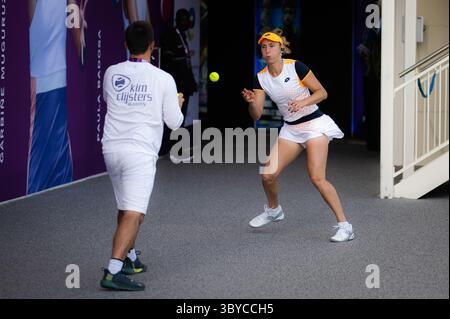 23 février 2022, DOHA, QATAR : Elise Mertens de Belgique avant la troisième manche du tournoi de tennis Qatar TotalEnergies Open 2022 WTA 1000 2022 (crédit image : © Rob Prange/AFP7 via ZUMA Press Wire) Banque D'Images