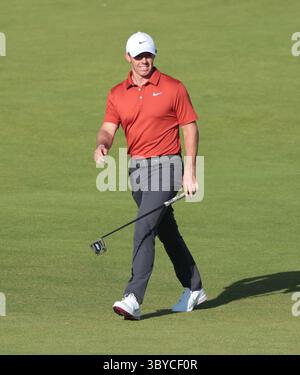 Portrush, Irlande du Nord. 19 juillet 2025. Rory Mcllroy d'Irlande du Nord descend le dix-huitième fairway lors de la troisième manche du 153e Open Championship au Royal Portrush Golf Club à Portrush, Irlande du Nord, le samedi 19 juillet 2025. Photo de Hugo Philpott/UPI crédit : UPI/Alamy Live News Banque D'Images