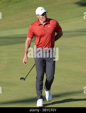 Portrush, Irlande du Nord. 19 juillet 2025. Rory Mcllroy d'Irlande du Nord descend le dix-huitième fairway lors de la troisième manche du 153e Open Championship au Royal Portrush Golf Club à Portrush, Irlande du Nord, le samedi 19 juillet 2025. Photo de Hugo Philpott/UPI crédit : UPI/Alamy Live News Banque D'Images