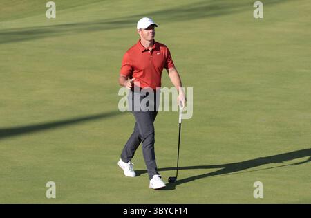 Portrush, Irlande du Nord. 19 juillet 2025. Rory Mcllroy d'Irlande du Nord descend le dix-huitième fairway lors de la troisième manche du 153e Open Championship au Royal Portrush Golf Club à Portrush, Irlande du Nord, le samedi 19 juillet 2025. Photo de Hugo Philpott/UPI crédit : UPI/Alamy Live News Banque D'Images