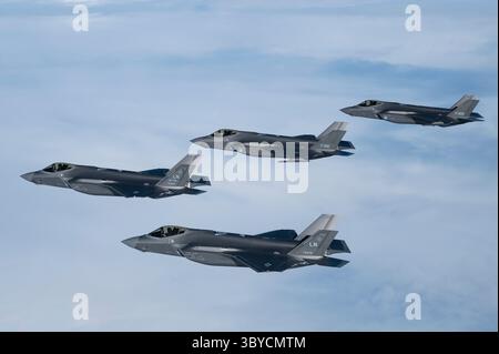 22 février 2022, pays-Bas : les chasseurs F-35A Lighting II des forces aériennes américaines et royales néerlandaises volent en formation lors d'un exercice bilatéral d'entraînement air-air le 22 février 2022 au-dessus des pays-Bas. L’exercice fait partie des patrouilles renforcées de l’OTAN sur les menaces russes contre l’Ukraine. (Crédit image : © Tsgt. Rachel Maxwell/US Air/Planet Pix via ZUMA Press Wire) Banque D'Images