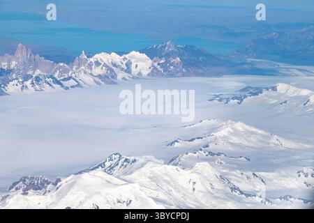 Vue aérienne du champ de glace sud de Patagonie situé dans les Andes sud de Patagonic entre le Chili et l'Argentine avec des montagnes, des lacs et des glaciers Banque D'Images
