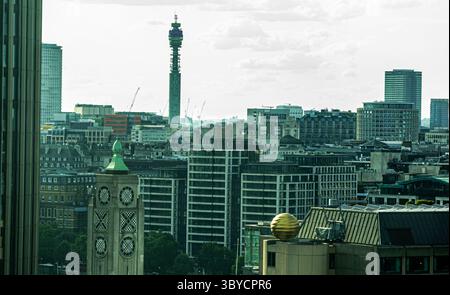 Tour BT s'élevant au-dessus du paysage urbain de Londres Banque D'Images