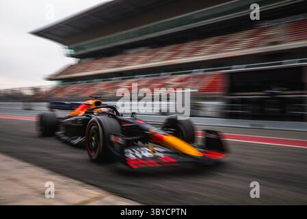 25 février 2022, Barcelone, Catalogne, Espagne : MAX VERSTAPPEN (NED) de l'écurie Red Bull arrive au garage de l'écurie dans sa RB18 au troisième jour des essais hivernaux de formule 1 sur le circuit de Catalunya (crédit image : © Matthias Oesterle/ZUMA Press Wire) Banque D'Images