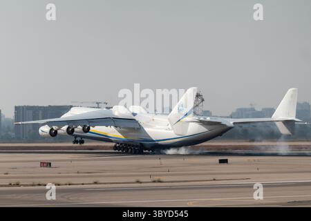 3 août 2020, Lod, Israël : PHOTO DE DOSSIER : datée du 3 août 2020, représente l'ukrainien Antonov AN-225 Mriya, débarquant en Israël. Les rapports indiquent que le seul et unique AN-225, le plus grand avion jamais produit, appartenant à Antonov Airlines de l'Ukraine, a été détruit à l'aéroport international Hostomel Antonov, à 32 km au nord-ouest de Kiev. Le ministre ukrainien des Affaires étrangères Dmytro Kuleba a confirmé le rapport dans un tweet, ajoutant â€œBut ils ne seront jamais en mesure de détruire notre rêve d’un État européen fort, libre et démocratique. Nous l'emporterons ! (Crédit image : © Nir Alon/ZUMA Press Wire) Banque D'Images