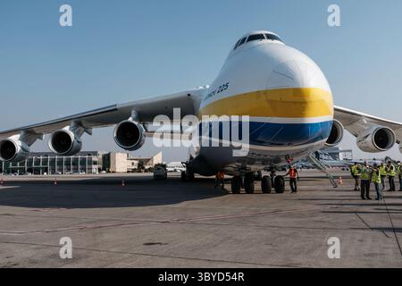 3 août 2020, Lod, Israël : PHOTO DE DOSSIER : datée du 3 août 2020, représente l'ukrainien Antonov AN-225 Mriya, débarquant en Israël. Les rapports indiquent que le seul et unique AN-225, le plus grand avion jamais produit, appartenant à Antonov Airlines de l'Ukraine, a été détruit à l'aéroport international Hostomel Antonov, à 32 km au nord-ouest de Kiev. Le ministre ukrainien des Affaires étrangères Dmytro Kuleba a confirmé le rapport dans un tweet, ajoutant â€œBut ils ne seront jamais en mesure de détruire notre rêve d’un État européen fort, libre et démocratique. Nous l'emporterons ! (Crédit image : © Nir Alon/ZUMA Press Wire) Banque D'Images