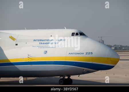 3 août 2020, Lod, Israël : PHOTO DE DOSSIER : datée du 3 août 2020, représente l'ukrainien Antonov AN-225 Mriya, débarquant en Israël. Les rapports indiquent que le seul et unique AN-225, le plus grand avion jamais produit, appartenant à Antonov Airlines de l'Ukraine, a été détruit à l'aéroport international Hostomel Antonov, à 32 km au nord-ouest de Kiev. Le ministre ukrainien des Affaires étrangères Dmytro Kuleba a confirmé le rapport dans un tweet, ajoutant â€œBut ils ne seront jamais en mesure de détruire notre rêve d’un État européen fort, libre et démocratique. Nous l'emporterons ! (Crédit image : © Nir Alon/ZUMA Press Wire) Banque D'Images