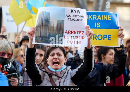 26 février 2022, Marseille, France : des manifestants scandent des slogans et tiennent des pancartes pendant la manifestation contre l'invasion militaire russe de l'Ukraine à Marseille. (Crédit image : © Denis Thaust/SOPA images via ZUMA Press Wire) Banque D'Images