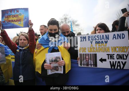 27 février 2022, Istanbul, Turquie : les manifestants tiennent des pancartes et des drapeaux lors de la manifestation contre l'agression russe. Le quatrième jour de l'attaque des troupes militaires russes sur l'Ukraine, des citoyens ukrainiens et des manifestants anti-guerre se sont rassemblés sur la place Beyazit à Istanbul pour protester contre la Russie et le président russe Vladimir Poutine. (Crédit image : © Hakan Akgun/SOPA images via ZUMA Press Wire) Banque D'Images