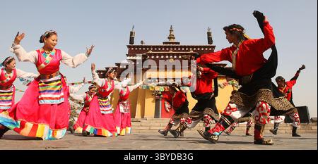 15 mars 2009, PÉKIN, CHINE : artistes chinois, en location, travail à une réplique d'un temple d'autel à Lhassa, Tibet qui représente une partie des 56 groupes ethniques présentés par les Chinois Han au Musée des nationalités chinoises, ou Parc culturel ethnique chinois de Pékin, 15 mars 2009. La Chine a accusé le Congrès américain la semaine dernière de nuire aux relations et de s'ingérer dans les affaires intérieures de la Chine en adoptant une résolution reconnaissant le sort du peuple tibétain et de son chef spirituel en exil, le Dalaï Lama. (Crédit image : © Stephen Shaver/ZUMA Press Wire) Banque D'Images
