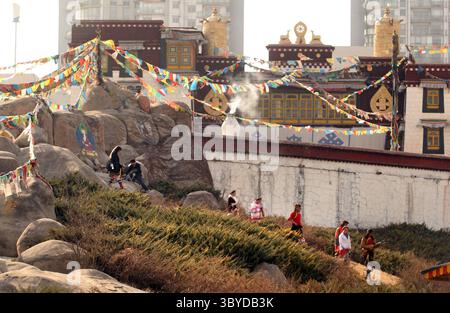 15 mars 2009, PÉKIN, CHINE : artistes chinois, en location, quittez le travail dans une réplique d'un temple d'autel à Lhassa, au Tibet, qui représente une partie des 56 groupes ethniques présentés par les Chinois Han au Musée des nationalités chinoises, ou Parc culturel ethnique chinois de Pékin, le 15 mars 2009. La Chine a accusé le Congrès américain la semaine dernière de nuire aux relations et de s'ingérer dans les affaires intérieures de la Chine en adoptant une résolution reconnaissant le sort du peuple tibétain et de son chef spirituel en exil, le Dalaï Lama. (Crédit image : © Stephen Shaver/ZUMA Press Wire) Banque D'Images