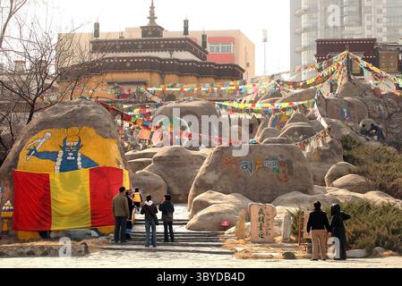 15 mars 2009, PÉKIN, CHINE : des touristes chinois et étrangers visitent une réplique d'un temple d'autel à Lhassa, au Tibet, qui représente une partie des 56 groupes ethniques présentés par les Chinois Han au Musée des nationalités chinoises, ou Parc culturel ethnique chinois de Pékin, 15 mars 2009. La Chine a accusé le Congrès américain la semaine dernière de nuire aux relations et de s'ingérer dans les affaires intérieures de la Chine en adoptant une résolution reconnaissant le sort du peuple tibétain et de son chef spirituel en exil, le Dalaï Lama. (Crédit image : © Stephen Shaver/ZUMA Press Wire) Banque D'Images