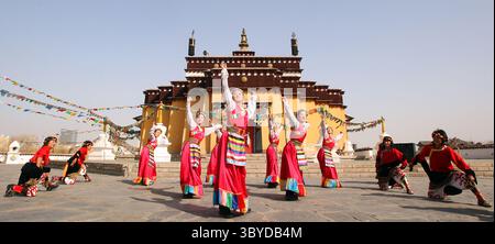 15 mars 2009, PÉKIN, CHINE : artistes chinois, en location, travail à une réplique d'un temple d'autel à Lhassa, Tibet qui représente une partie des 56 groupes ethniques présentés par les Chinois Han au Musée des nationalités chinoises, ou Parc culturel ethnique chinois de Pékin, 15 mars 2009. La Chine a accusé le Congrès américain la semaine dernière de nuire aux relations et de s'ingérer dans les affaires intérieures de la Chine en adoptant une résolution reconnaissant le sort du peuple tibétain et de son chef spirituel en exil, le Dalaï Lama. (Crédit image : © Stephen Shaver/ZUMA Press Wire) Banque D'Images