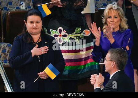 1er mars 2022, Washington, District of Columbia, États-Unis : Oksana Markarova, ambassadrice de l'Ukraine aux États-Unis, reconnaît le président Joe Biden comme la première dame Jill Biden applaudit lors de son premier discours sur l'état de l'Union à une session conjointe du Congrès, au Capitole. (Crédit image : © J. Scott Applewhite - piscine via C/CNP via ZUMA Press Wire) Banque D'Images