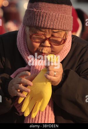 21 décembre 2009, PÉKIN, CHINE : magasin chinois pour les bonnes affaires à un « marché aux puces » à Pékin le 21 décembre 2009. Malgré la reprise économique de la Chine après le ralentissement financier mondial, les journaux du pays font état d'un ralentissement des dépenses des consommateurs pour les produits de luxe. (Crédit image : © Stephen Shaver/ZUMA Press Wire) Banque D'Images