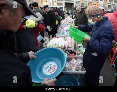 21 décembre 2009, PÉKIN, CHINE : magasin chinois pour les bonnes affaires à un « marché aux puces » à Pékin le 21 décembre 2009. Malgré la reprise économique de la Chine après le ralentissement financier mondial, les journaux du pays font état d'un ralentissement des dépenses des consommateurs pour les produits de luxe. (Crédit image : © Stephen Shaver/ZUMA Press Wire) Banque D'Images