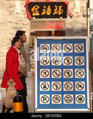 20 mars 2010, PÉKIN, CHINE : les Chinois visitent une arcade commerciale historique rénovée visant à promouvoir le tourisme local à Pékin le 20 mars 2010. (Crédit image : © Stephen Shaver/ZUMA Press Wire) Banque D'Images