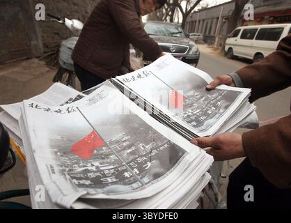 21 avril 2010, PÉKIN, CHINE : des journaux présentant la couverture du jour de deuil national en Chine pour les victimes du tremblement de terre de Yushu seront mis en vente à Pékin le 21 avril 2010. La Chine a tenu une période de silence de trois minutes mercredi, annonçant une journée de deuil pour les victimes du séisme de Yushu où plus de 2 000 personnes sont mortes. (Crédit image : © Stephen Shaver/ZUMA Press Wire) Banque D'Images
