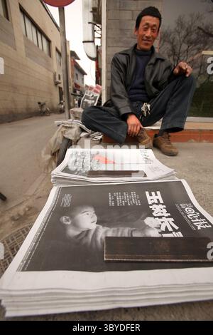 21 avril 2010, PÉKIN, CHINE : des journaux présentant la couverture du jour de deuil national en Chine pour les victimes du tremblement de terre de Yushu seront mis en vente à Pékin le 21 avril 2010. La Chine a tenu une période de silence de trois minutes mercredi, annonçant une journée de deuil pour les victimes du séisme de Yushu où plus de 2 000 personnes sont mortes. (Crédit image : © Stephen Shaver/ZUMA Press Wire) Banque D'Images