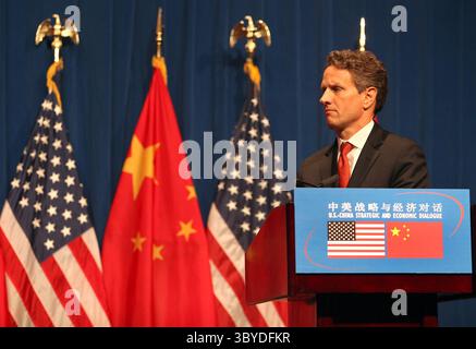25 mai 2010, PÉKIN, CHINE : le secrétaire au Trésor américain Timothy Geithner répond à une question lors d'une conférence de presse après le dialogue économique stratégique américano-chinois à Pékin le 25 mai 2010. Les États-Unis et la Chine ont signalé des progrès dans leur relation pivot lors de discussions annuelles de haut niveau après des mois de tension. La Corée du Nord suscitant à nouveau des tensions régionales, la secrétaire d’État américaine Hillary Clinton et Geithner ont rencontré de hauts responsables chinois pour des pourparlers sur la sécurité et l’économie. (Crédit image : © Stephen Shaver/ZUMA Press Wire) Banque D'Images