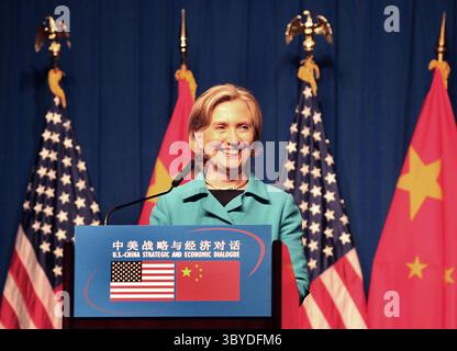 25 mai 2010, PÉKIN, CHINE : la secrétaire d'État américaine Hillary Clinton répond à une question lors d'une conférence de presse après le dialogue économique stratégique américano-chinois à Pékin le 25 mai 2010. Les États-Unis et la Chine ont signalé des progrès dans leur relation pivot lors de discussions annuelles de haut niveau après des mois de tension. Alors que la Corée du Nord suscite à nouveau des tensions régionales, Clinton et le secrétaire au Trésor Timothy Geithner ont rencontré de hauts responsables chinois pour des pourparlers sur la sécurité et l’économie. (Crédit image : © Stephen Shaver/ZUMA Press Wire) Banque D'Images