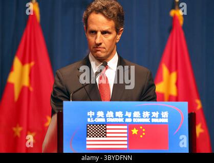 25 mai 2010, PÉKIN, CHINE : le secrétaire au Trésor américain Timothy Geithner répond à une question lors d'une conférence de presse après le dialogue économique stratégique américano-chinois à Pékin le 25 mai 2010. Les États-Unis et la Chine ont signalé des progrès dans leur relation pivot lors de discussions annuelles de haut niveau après des mois de tension. La Corée du Nord suscitant à nouveau des tensions régionales, la secrétaire d’État américaine Hillary Clinton et Geithner ont rencontré de hauts responsables chinois pour des pourparlers sur la sécurité et l’économie. (Crédit image : © Stephen Shaver/ZUMA Press Wire) Banque D'Images