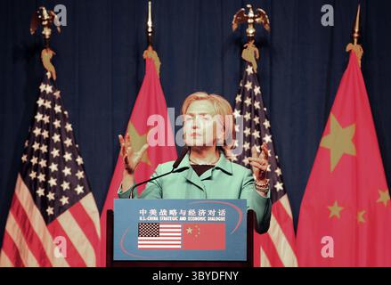 25 mai 2010, PÉKIN, CHINE : la secrétaire d'État américaine Hillary Clinton répond à une question lors d'une conférence de presse après le dialogue économique stratégique américano-chinois à Pékin le 25 mai 2010. Les États-Unis et la Chine ont signalé des progrès dans leur relation pivot lors de discussions annuelles de haut niveau après des mois de tension. Alors que la Corée du Nord suscite à nouveau des tensions régionales, Clinton et le secrétaire au Trésor Timothy Geithner ont rencontré de hauts responsables chinois pour des pourparlers sur la sécurité et l’économie. (Crédit image : © Stephen Shaver/ZUMA Press Wire) Banque D'Images