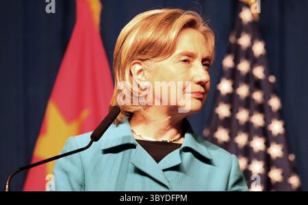 25 mai 2010, PÉKIN, CHINE : la secrétaire d'État américaine Hillary Clinton répond à une question lors d'une conférence de presse après le dialogue économique stratégique américano-chinois à Pékin le 25 mai 2010. Les États-Unis et la Chine ont signalé des progrès dans leur relation pivot lors de discussions annuelles de haut niveau après des mois de tension. Alors que la Corée du Nord suscite à nouveau des tensions régionales, Clinton et le secrétaire au Trésor Timothy Geithner ont rencontré de hauts responsables chinois pour des pourparlers sur la sécurité et l’économie. (Crédit image : © Stephen Shaver/ZUMA Press Wire) Banque D'Images