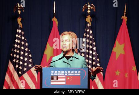 25 mai 2010, PÉKIN, CHINE : la secrétaire d'État américaine Hillary Clinton répond à une question lors d'une conférence de presse après le dialogue économique stratégique américano-chinois à Pékin le 25 mai 2010. Les États-Unis et la Chine ont signalé des progrès dans leur relation pivot lors de discussions annuelles de haut niveau après des mois de tension. Alors que la Corée du Nord suscite à nouveau des tensions régionales, Clinton et le secrétaire au Trésor Timothy Geithner ont rencontré de hauts responsables chinois pour des pourparlers sur la sécurité et l’économie. (Crédit image : © Stephen Shaver/ZUMA Press Wire) Banque D'Images