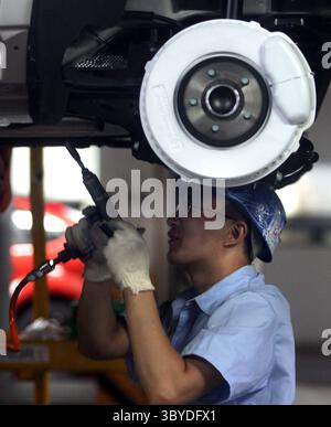25 août 2010, CHONGQING, CHINE : des travailleurs chinois assemblent des voitures Ford et Volvo dans une usine d'assemblage automobile Chang'an Ford à Chongqing le 25 août 2010. Chang'an Ford est la coentreprise chinoise de Ford Motor Company. La Chine est le marché automobile le plus chaud en termes de nombre de véhicules vendus, et les constructeurs automobiles se tournent vers le pays pour générer des revenus dans un contexte de faible demande mondiale. (Crédit image : © Stephen Shaver/ZUMA Press Wire) Banque D'Images