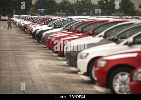 25 août 2010, CHONGQING, CHINE : Ford et Volvo Cars sont installés dans une usine d'assemblage automobile Chang'an Ford à Chongqing le 25 août 2010. Chang'an Ford est la coentreprise chinoise de Ford Motor Company. La Chine est le marché automobile le plus chaud en termes de nombre de véhicules vendus, et les constructeurs automobiles se tournent vers le pays pour générer des revenus dans un contexte de faible demande mondiale. (Crédit image : © Stephen Shaver/ZUMA Press Wire) Banque D'Images
