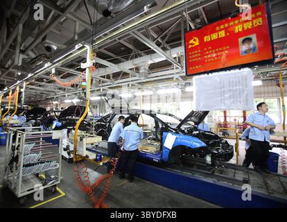 25 août 2010, CHONGQING, CHINE : des travailleurs chinois assemblent des voitures Ford et Volvo dans une usine d'assemblage automobile Chang'an Ford à Chongqing le 25 août 2010. Chang'an Ford est la coentreprise chinoise de Ford Motor Company. La Chine est le marché automobile le plus chaud en termes de nombre de véhicules vendus, et les constructeurs automobiles se tournent vers le pays pour générer des revenus dans un contexte de faible demande mondiale. (Crédit image : © Stephen Shaver/ZUMA Press Wire) Banque D'Images