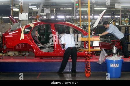 25 août 2010, CHONGQING, CHINE : des travailleurs chinois assemblent des voitures Ford et Volvo dans une usine d'assemblage automobile Chang'an Ford à Chongqing le 25 août 2010. Chang'an Ford est la coentreprise chinoise de Ford Motor Company. La Chine est le marché automobile le plus chaud en termes de nombre de véhicules vendus, et les constructeurs automobiles se tournent vers le pays pour générer des revenus dans un contexte de faible demande mondiale. (Crédit image : © Stephen Shaver/ZUMA Press Wire) Banque D'Images
