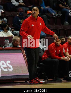 1er mars 2022 : Mike Pegues, entraîneur-chef par intérim des Cardinals de Louisville, entraîneur-chef par intérim des Cardinals de Louisville et des Hokies de Virginia Tech au Cassell Coliseum de Blacksburg, en Virginie. Greg Atkins/CSM(image de crédit : Banque D'Images