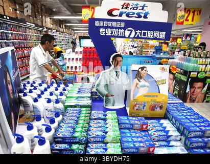 24 juillet 2010, PÉKIN, CHINE : un Chinois fait ses courses dans un supermarché international, mettant en vedette des produits américains fabriqués en Chine, à Pékin le 24 juillet 2010. Un nombre croissant de biens de consommation américains sont fabriqués en Chine pour le marché intérieur du pays, avec leurs prix souvent la moitié du prix du même produit importé. (Crédit image : © Stephen Shaver/ZUMA Press Wire) Banque D'Images