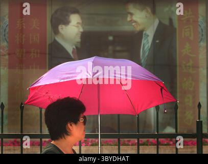 24 juillet 2010, PÉKIN, CHINE : les Chinois attendent devant la section des visas de l'ambassade américaine à Pékin le 24 juillet 2010. Un nombre croissant d'immigrants chinois aux États-Unis essaient d'obtenir le meilleur des deux mondes - la citoyenneté aux États-Unis pour son système social stable et un meilleur cadre de vie, et l'emploi en Chine avec son économie prospère, selon les médias d'État chinois. (Crédit image : © Stephen Shaver/ZUMA Press Wire) Banque D'Images