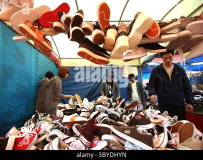 13 octobre 2010, PÉKIN, CHINE : les acheteurs chinois recherchent des offres bon marché sur un marché improvisé de vêtements de plein air et d'articles ménagers à Pékin le 13 octobre 2010. La Chine a enregistré son écart de revenu le plus important à l'échelle nationale l'année dernière depuis que le pays a lancé sa politique de réforme et d'ouverture en 1978. (Crédit image : © Stephen Shaver/ZUMA Press Wire) Banque D'Images