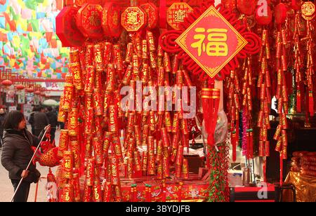 13 janvier 2011, PÉKIN, CHINE : la boutique chinoise est récemment décorée avec des marchandises et des décorations traditionnelles chinoises du nouvel an lunaire, toutes conçues pour porter chance dans l'année à venir du lapin à partir du mois prochain, à Pékin le 13 janvier 2011. Le nouvel an chinois, ou Festival du printemps, est le plus important des fêtes traditionnelles chinoises et est des visites complètes à la maison de la famille et des fêtes. (Crédit image : © Stephen Shaver/ZUMA Press Wire) Banque D'Images