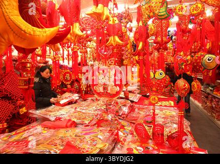 13 janvier 2011, PÉKIN, CHINE : la boutique chinoise est récemment décorée avec des marchandises et des décorations traditionnelles chinoises du nouvel an lunaire, toutes conçues pour porter chance dans l'année à venir du lapin à partir du mois prochain, à Pékin le 13 janvier 2011. Le nouvel an chinois, ou Festival du printemps, est le plus important des fêtes traditionnelles chinoises et est des visites complètes à la maison de la famille et des fêtes. (Crédit image : © Stephen Shaver/ZUMA Press Wire) Banque D'Images